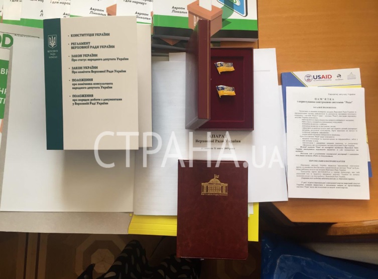 Загадкові сині пакети: що подарували нардепам в перший день роботи (фото)