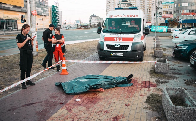 У Києві чоловік покінчив з собою флаконом від духів: він залишив записку