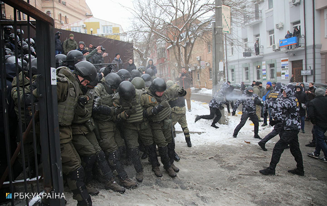 Столкновения возле Соломенского суда: полиция задержала около 30 активистов