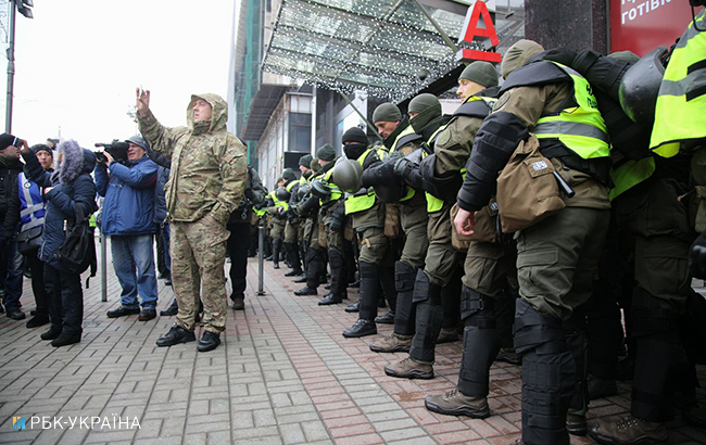 У Києві трощили вікна "Ощадбанку", "Альфа-Банку" і "Росспівробітництва"
