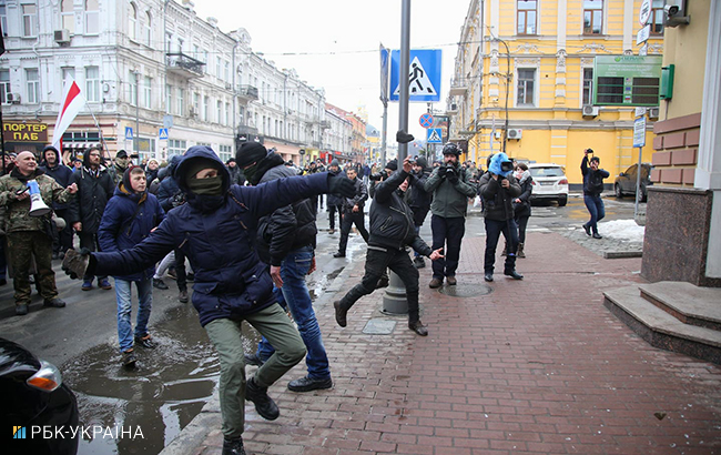 У Києві трощили вікна "Ощадбанку", "Альфа-Банку" і "Росспівробітництва"