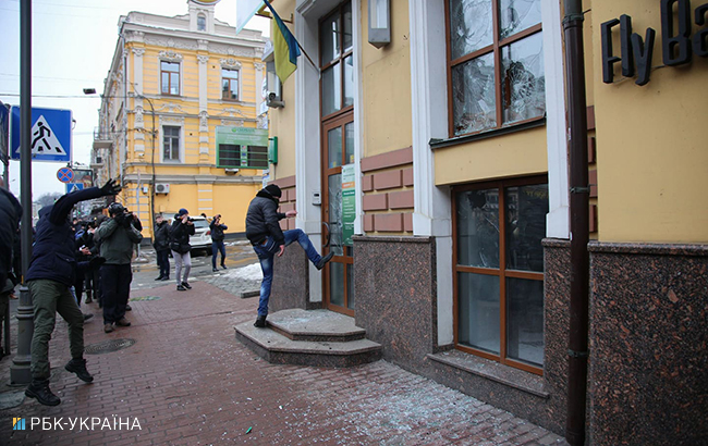 У Києві трощили вікна "Ощадбанку", "Альфа-Банку" і "Росспівробітництва"