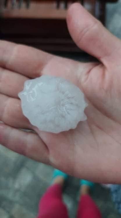 Под Киевом выпал необычный град размером с пельмени: "было страшно" (видео и фото)