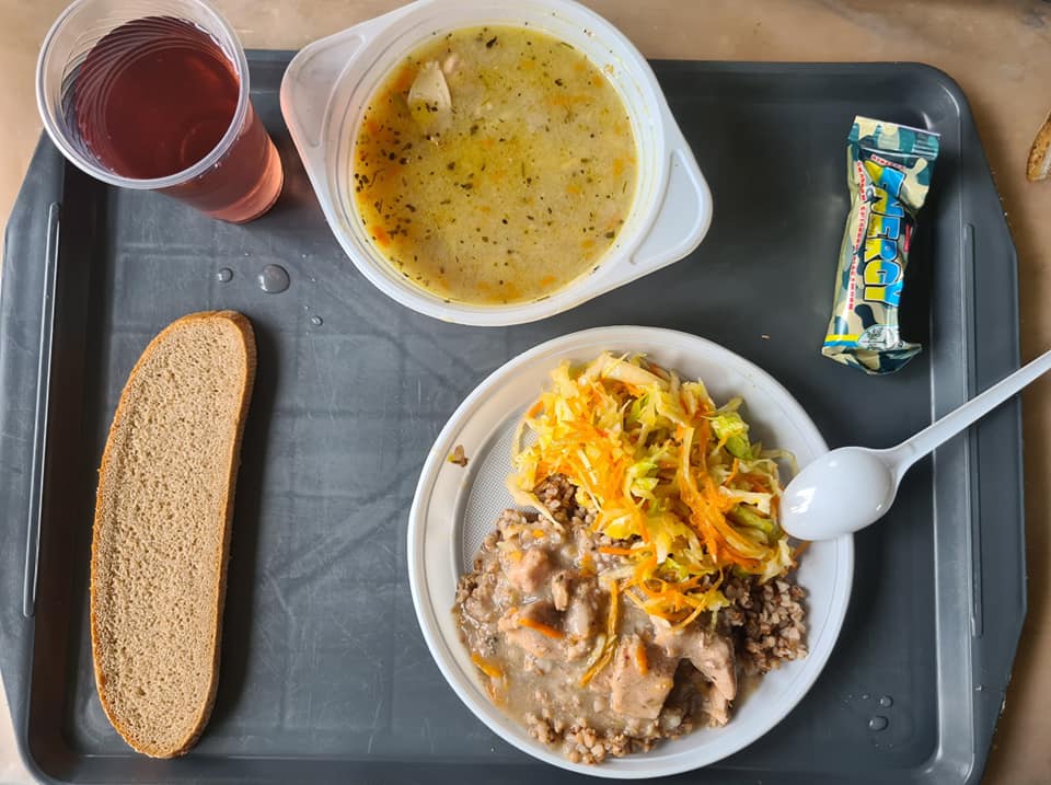 Йогурты, бананы и даже хот-доги: офицер показал, как на самом деле кормят военных ВСУ (много фото)