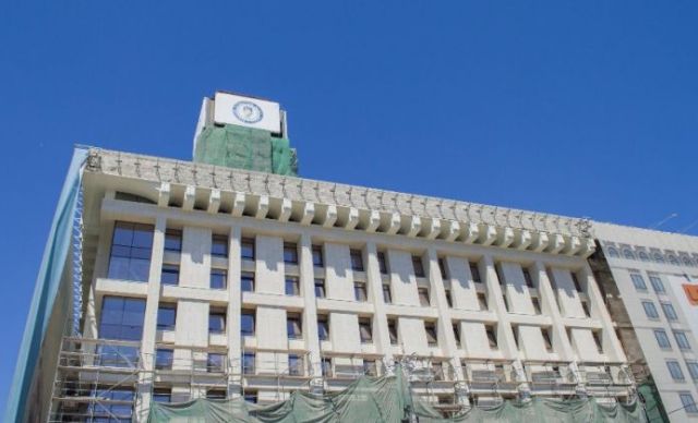 У Києві зняли банер з фасаду Будинку профспілок