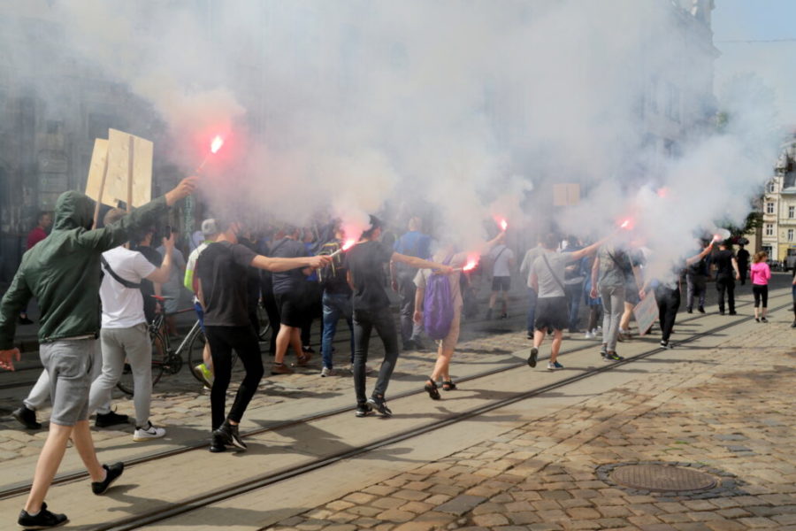 Во Львове предприниматели вышли на протест из-за карантина: грозят "прикрыть" бизнес олигархов