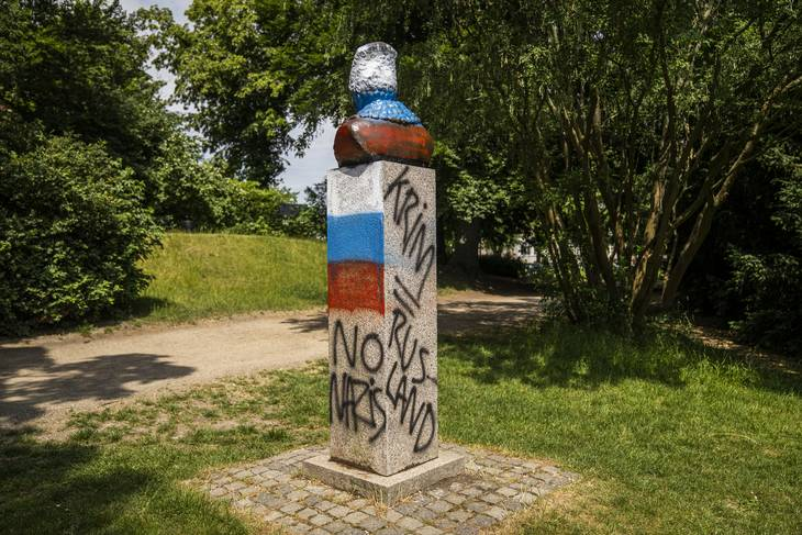 У Копенгагені спаплюжили бюст Шевченка російським триколором: у мережі "вирахували" вандалів (фото)