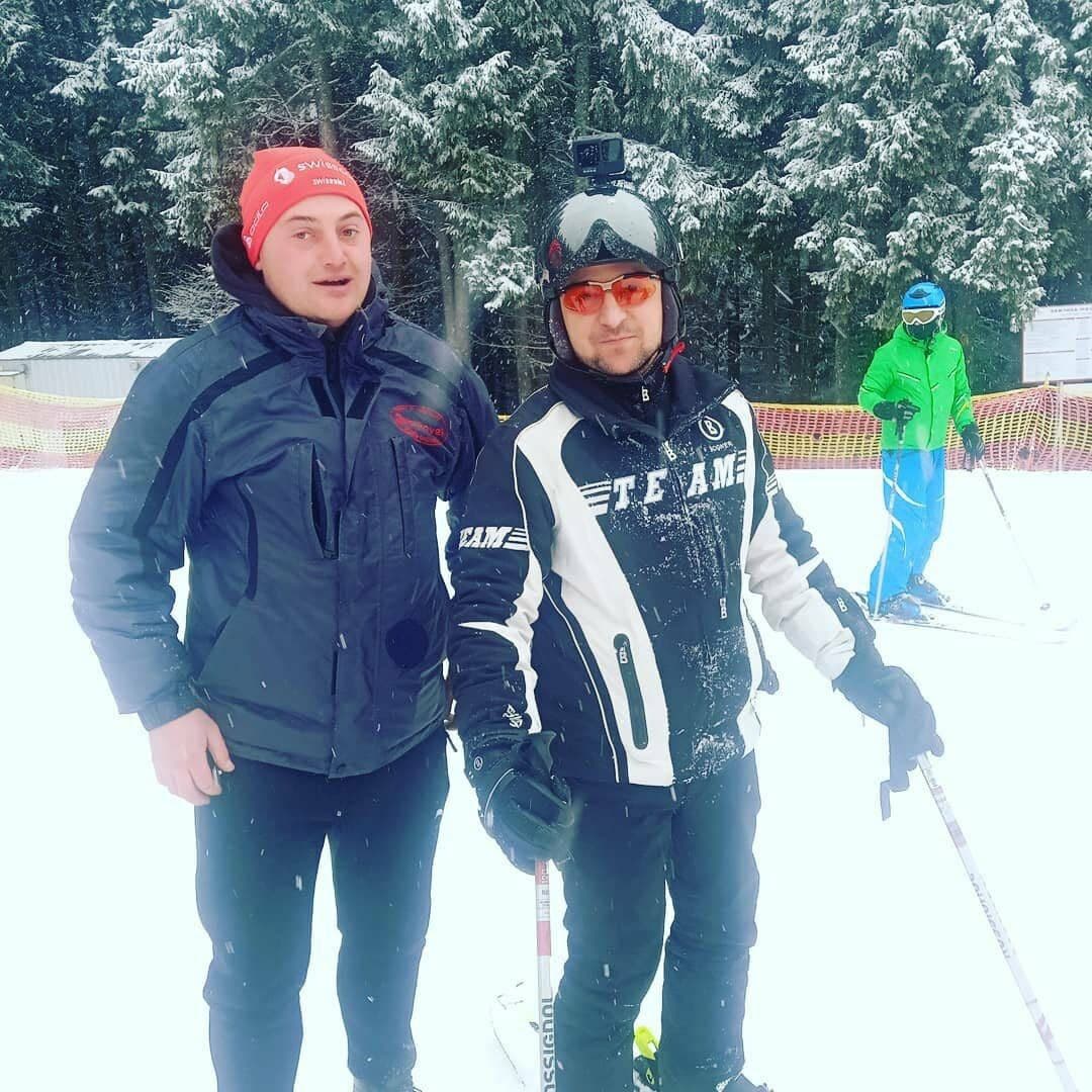 Зеленский в горнолыжном снаряжении в Буковеле фотографируется с отдыхающими