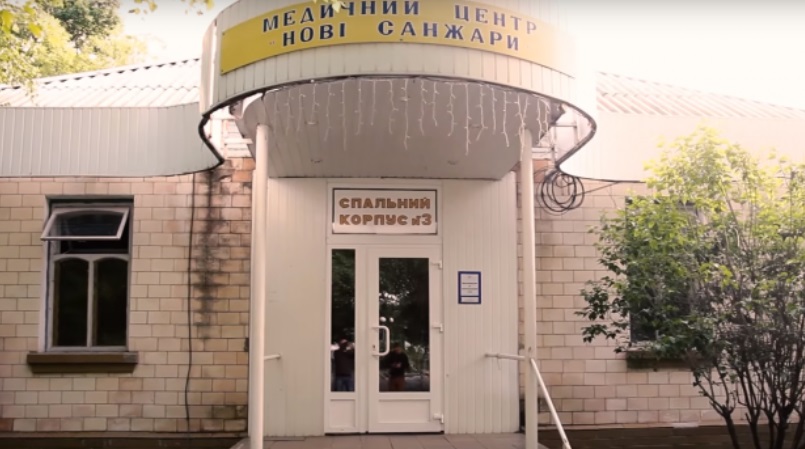 Новые Санжары протестуют: все про город, куда направили украинцев из Китая