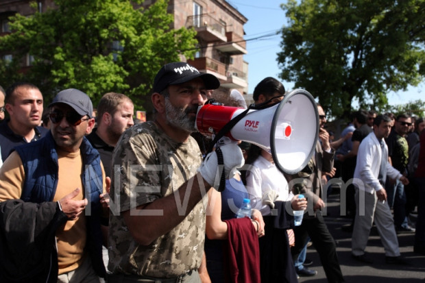 Учасники протестів в Єревані попрямували до меморіалу "Цицернакаберд"