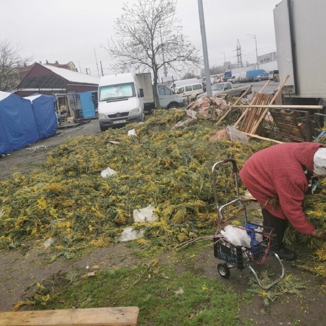 В Киеве образовалась огромная свалка цветов после 8 марта (фото)