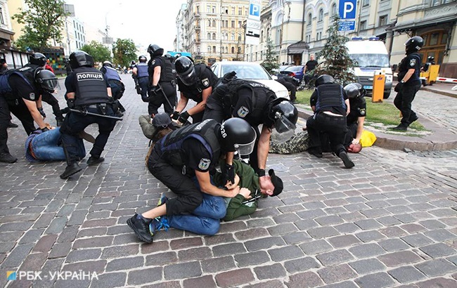 В центре Киева произошли столкновения между правоохранителями и праворадикалами