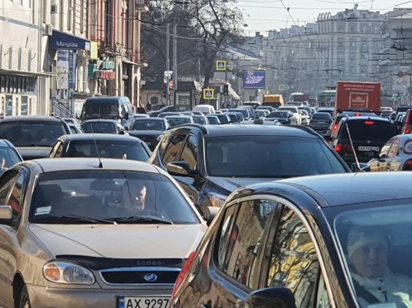 Украина погрузилась в транспортный коллапс: по 10 человек и все в масках