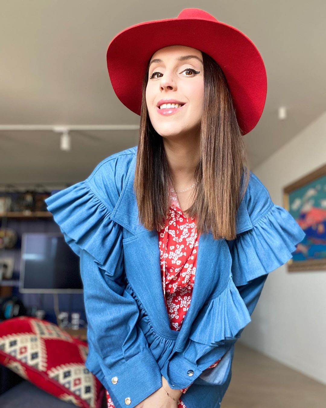 Невероятно красивая: Джамала в красном платье и шляпке показала "карантинную моду"