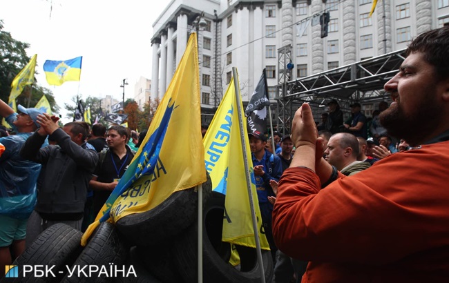 Під Радою триває мітинг власників автомобілів на єврономерах (трансляція)