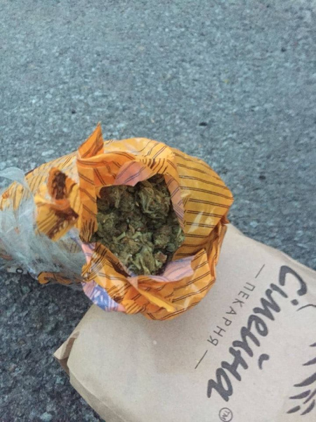 У Києві поліцейського затримали на збуті наркотиків