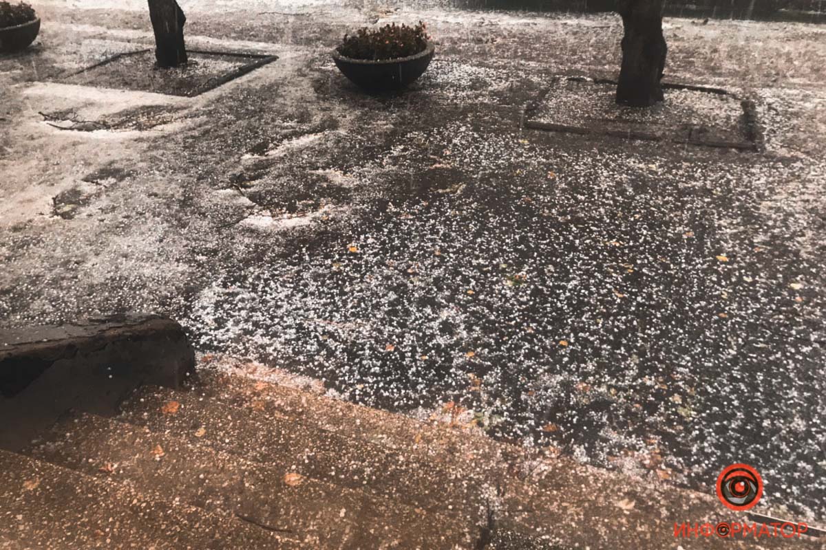 Потужна злива з градом перетворила вулиці Дніпра в засніжені річки: фото та відео