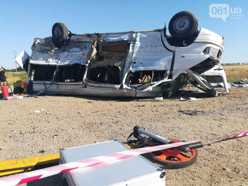 В Запорожской области маршрутка столкнулась с грузовиком, 6 погибших