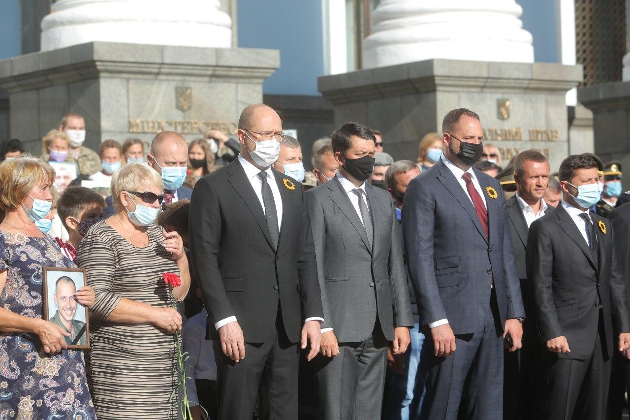 Сегодня Украина чтит память погибших украинских военнослужащих