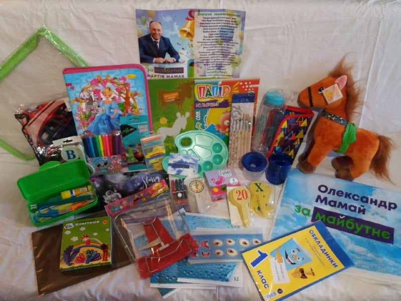 1 сентября первоклашек задарили агитационной продукцией: украинцы в ярости