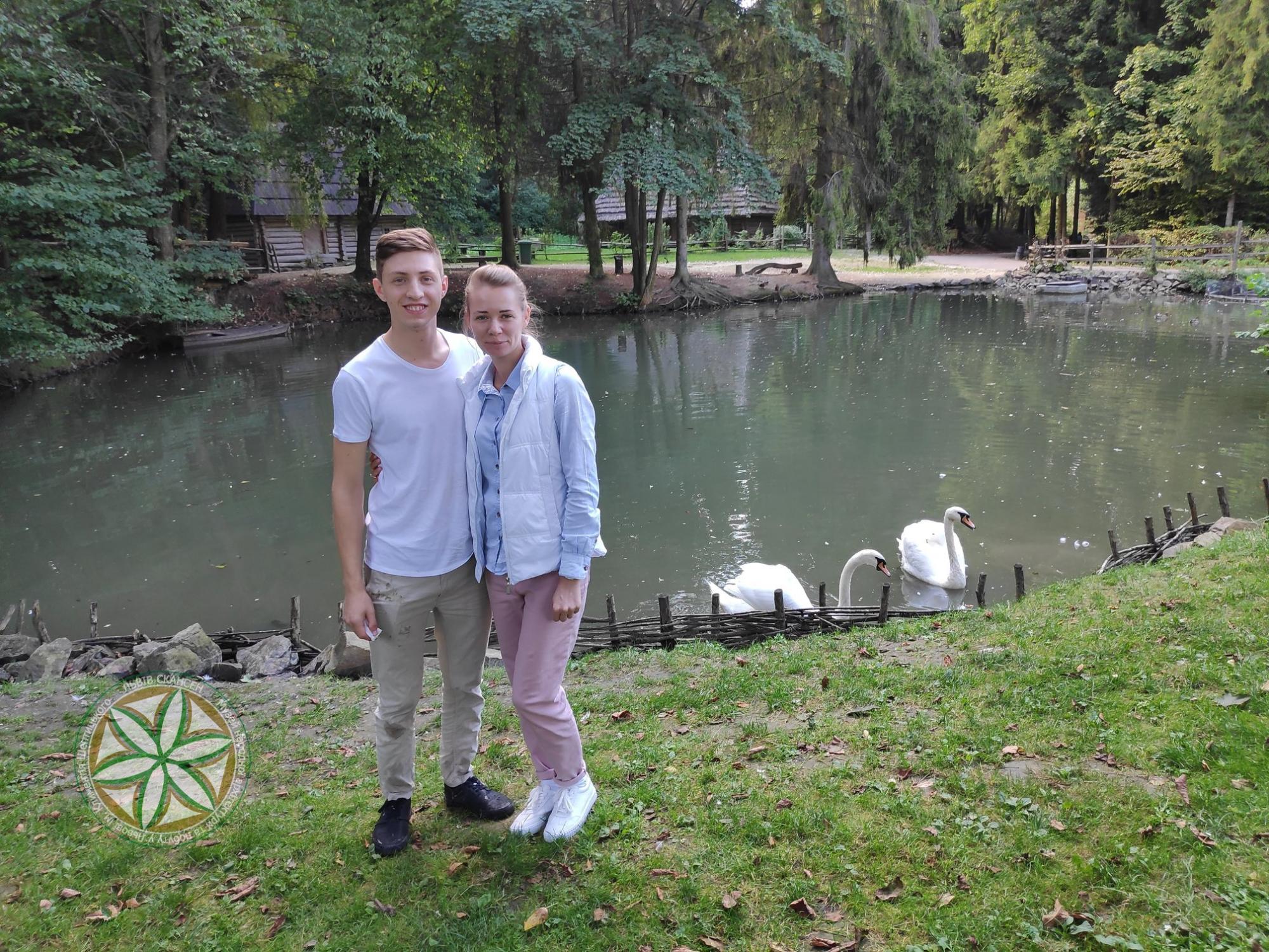 Пара з Одеси врятувала лебедя у Львові: гачок зачепився за шию