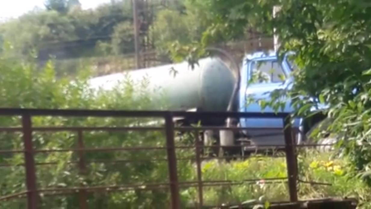 Под Львовом ассенизационная машина Укрзализныци сливала нечистоты в реку