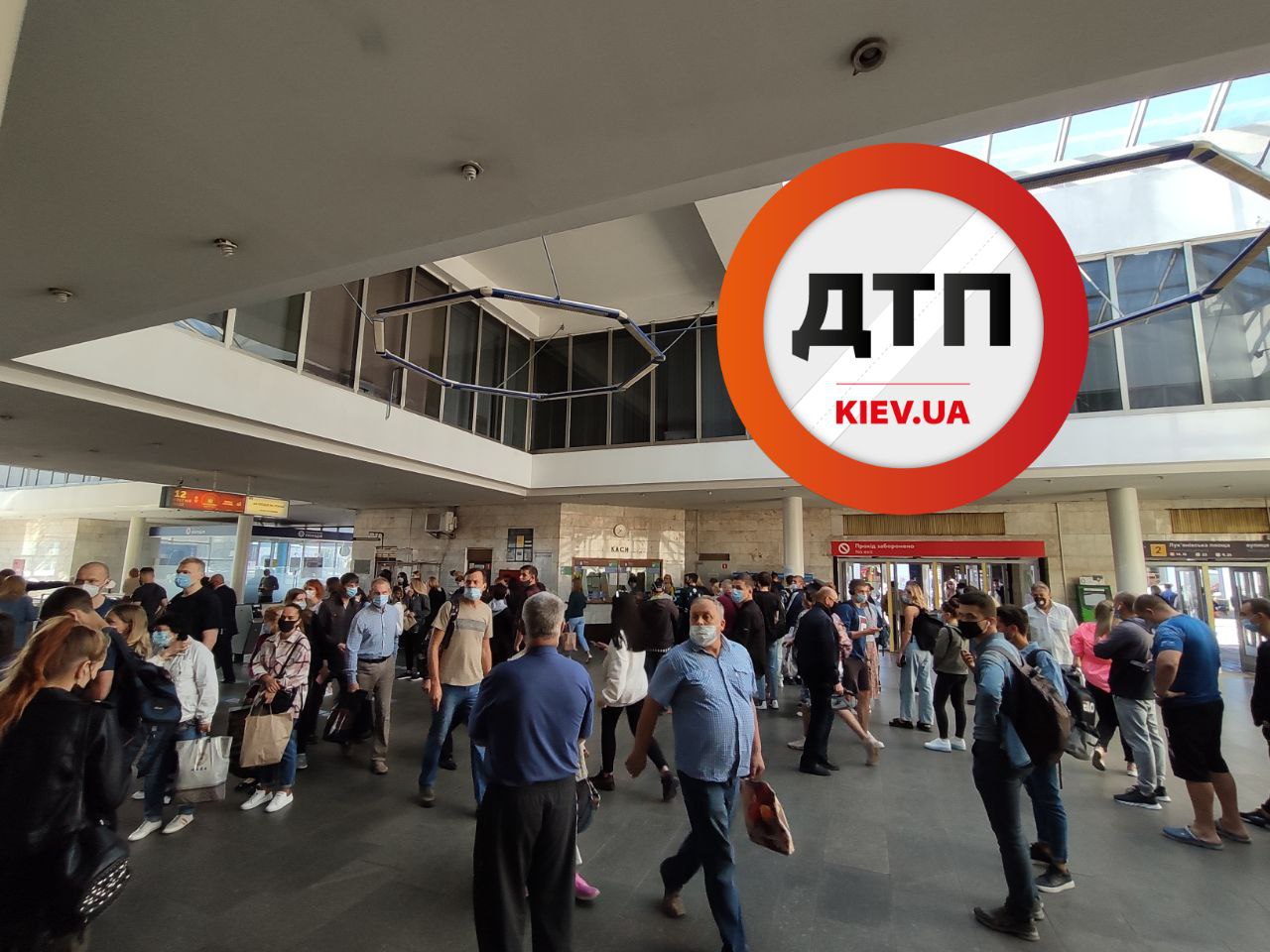 В метро Киева страшный коллапс: все сломалось, люди в панике