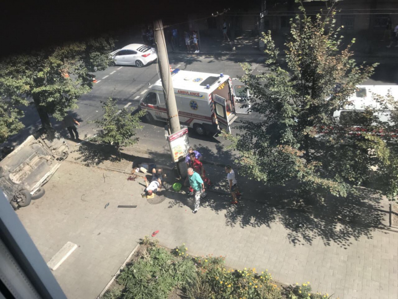 У Сумах авто поліції вилетіло на тротуар і збило пішоходів