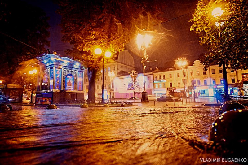 В Киеве сильный ливень затопил центр города