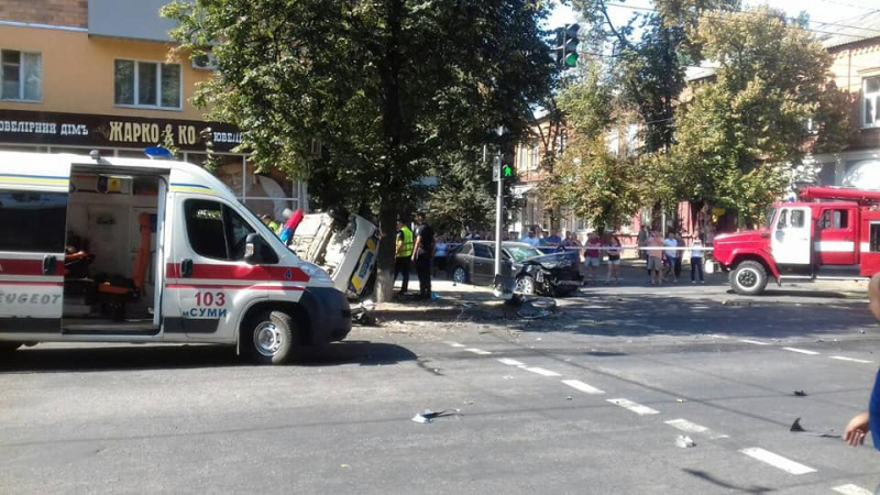 У Сумах авто поліції вилетіло на тротуар і збило пішоходів