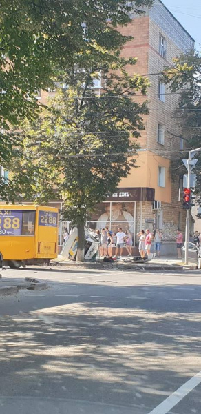 У Сумах авто поліції вилетіло на тротуар і збило пішоходів