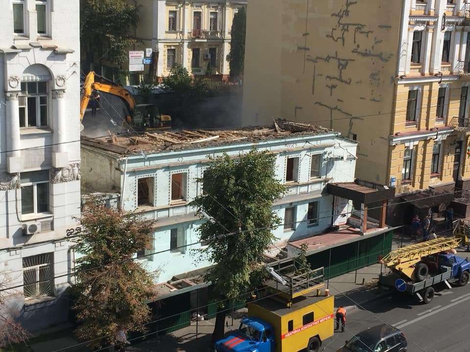 В Киеве под ковш пустили 150-летнее здание: грустное видео