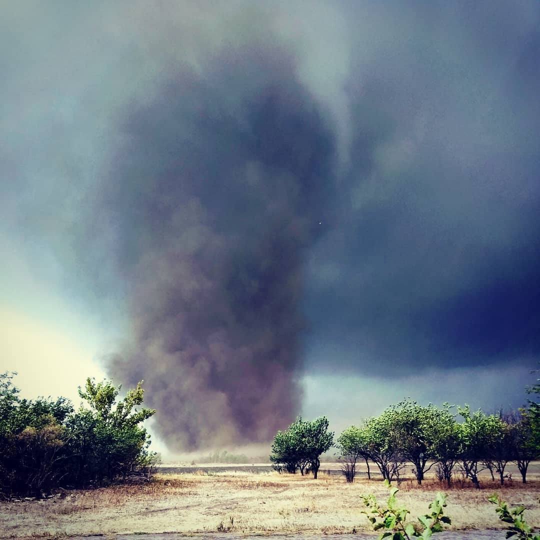 Під Херсоном пронісся потужний торнадо: фото і відео руйнівної стихії