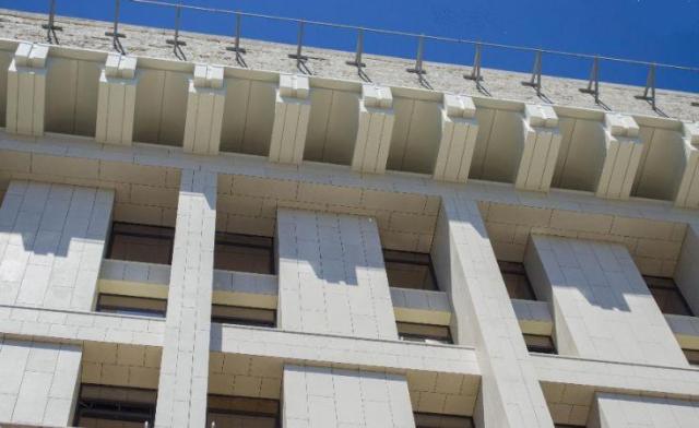 У Києві зняли банер з фасаду Будинку профспілок