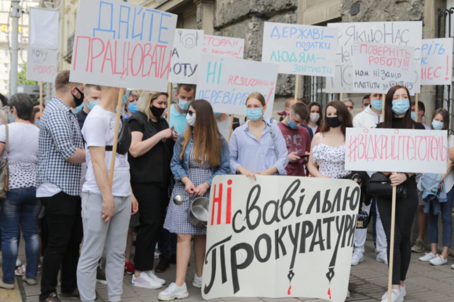 Во Львове предприниматели вышли на протест из-за карантина: грозят "прикрыть" бизнес олигархов