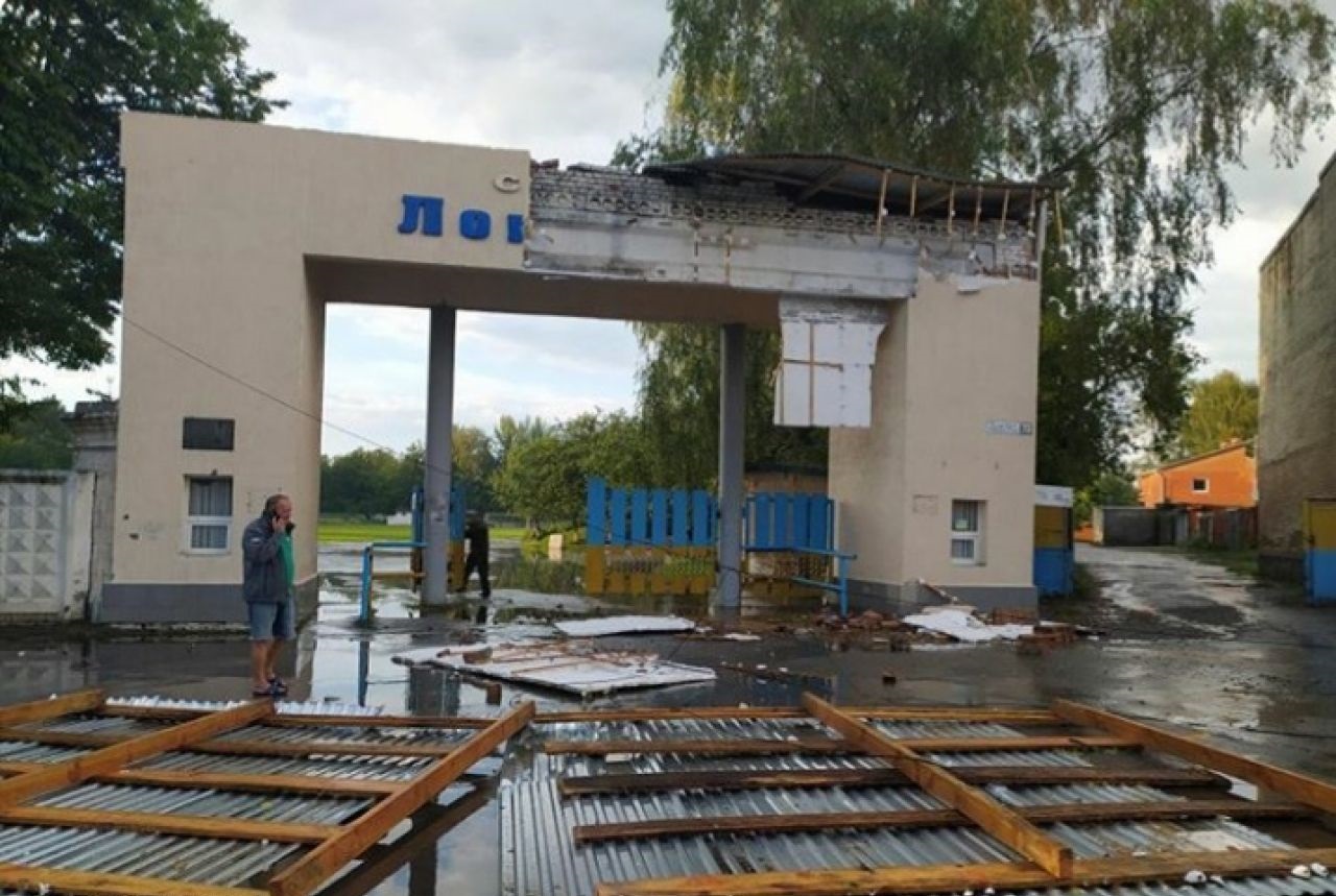 Под Хмельницким пронесся ураган с крупным градом: видео последствий стихии