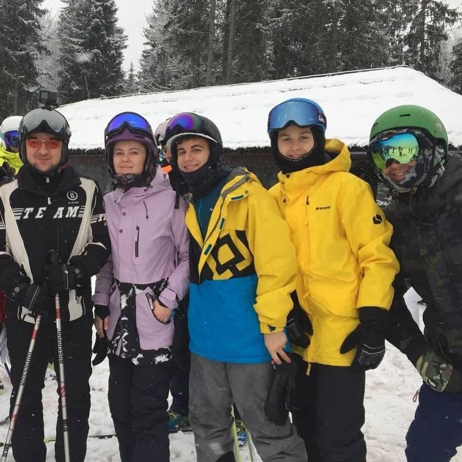 Зеленский в горнолыжном снаряжении в Буковеле фотографируется с отдыхающими