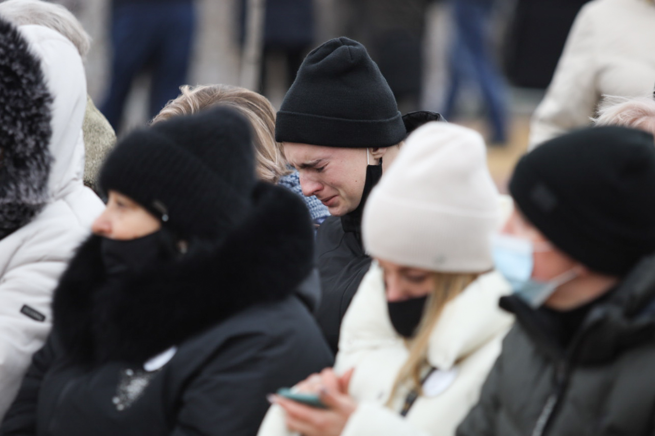 Становились на колени и плакали: в Киеве почтили память украинцев, погибших на борту МАУ в Иране