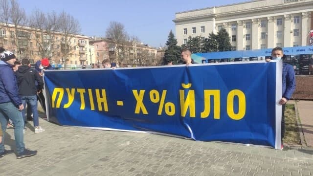 По давней украинской традиции: в Херсоне "казнили" чучело Путина (фото)