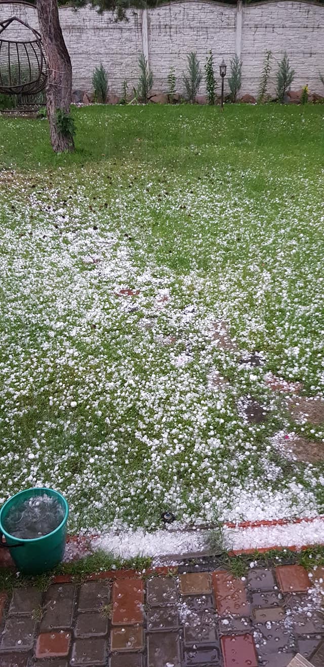 Под Киевом выпал необычный град размером с пельмени: "было страшно" (видео и фото)