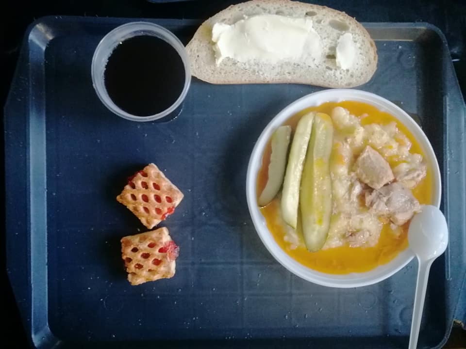 Йогурты, бананы и даже хот-доги: офицер показал, как на самом деле кормят военных ВСУ (много фото)