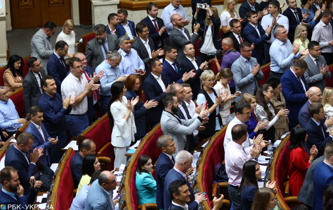 Конституционный переполох: как Рада под присмотром Зеленского меняла Основной закон