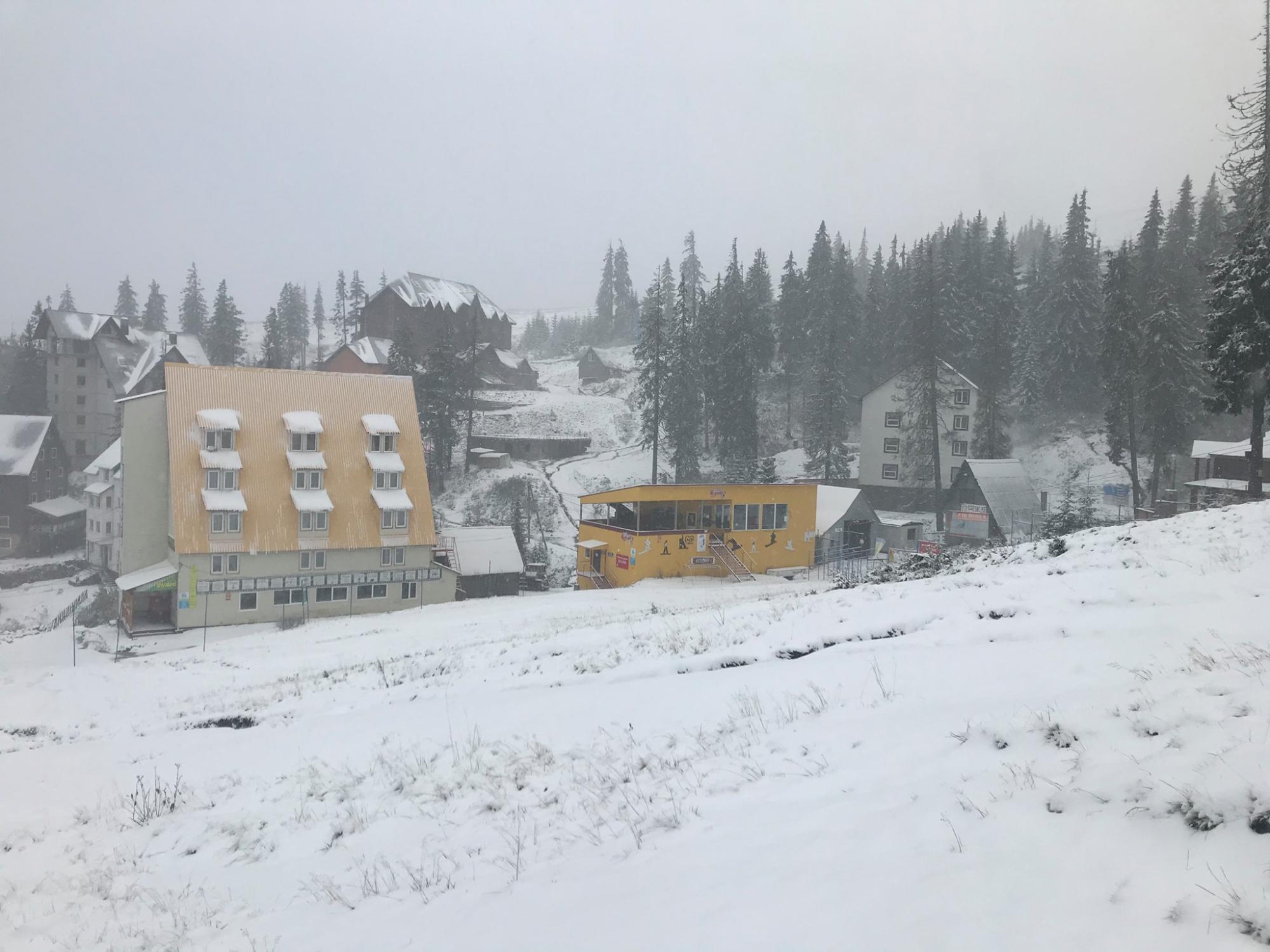 Легендарный украинский курорт засыпает снегопадом: фото и видео