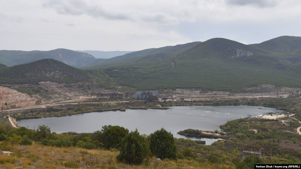 Воду для Крыма хотят качать из озера для хранения отходов (фото)