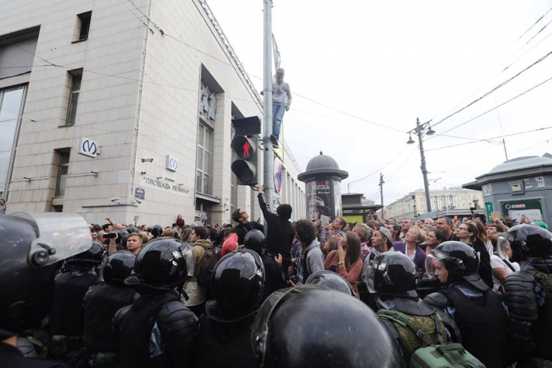 В России полиция задержала почти 300 участников акции против пенсионной реформы