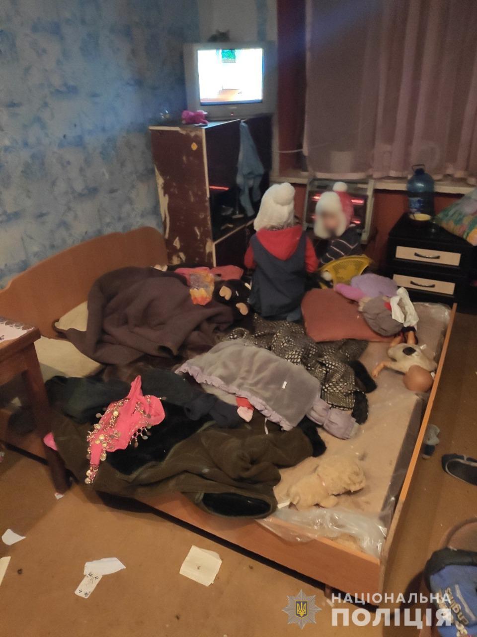 Под Харьковом мать оставила троих больных детей и ушла пьянствовать: малыши попали в больницу