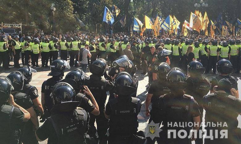 В ходе столкновений под Радой пострадал полицейский