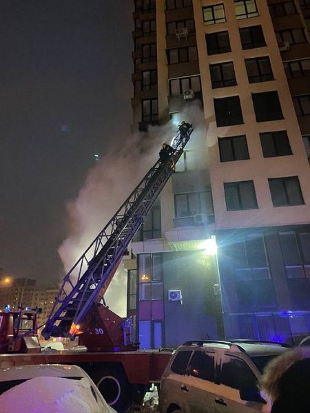 В Киеве горел элитный ЖК: спасатели не смогли подъехать из-за припаркованных авто