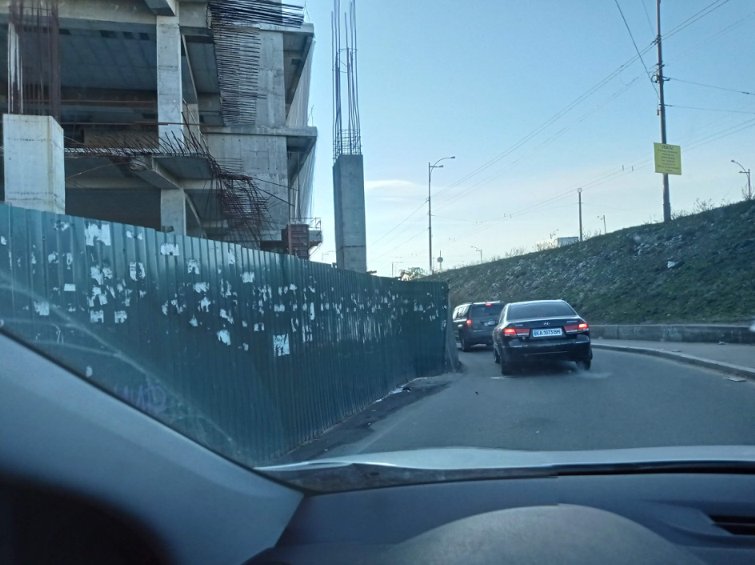 В Киеве на автотрассе строят торговый центр: фото скандальной застройки