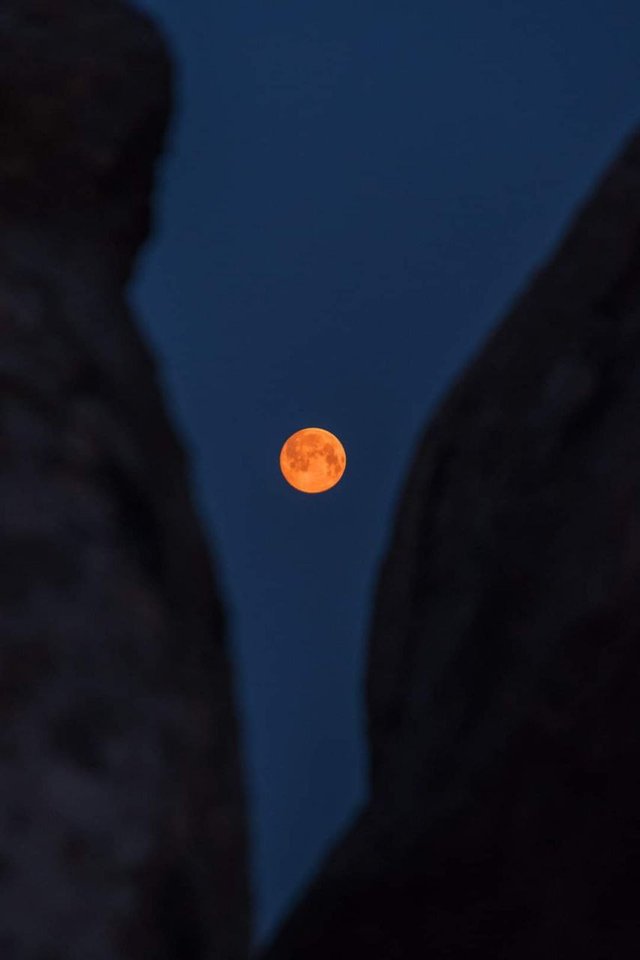 Фотограф показал мистический рассвет над Хортицей: таким остров еще не видели